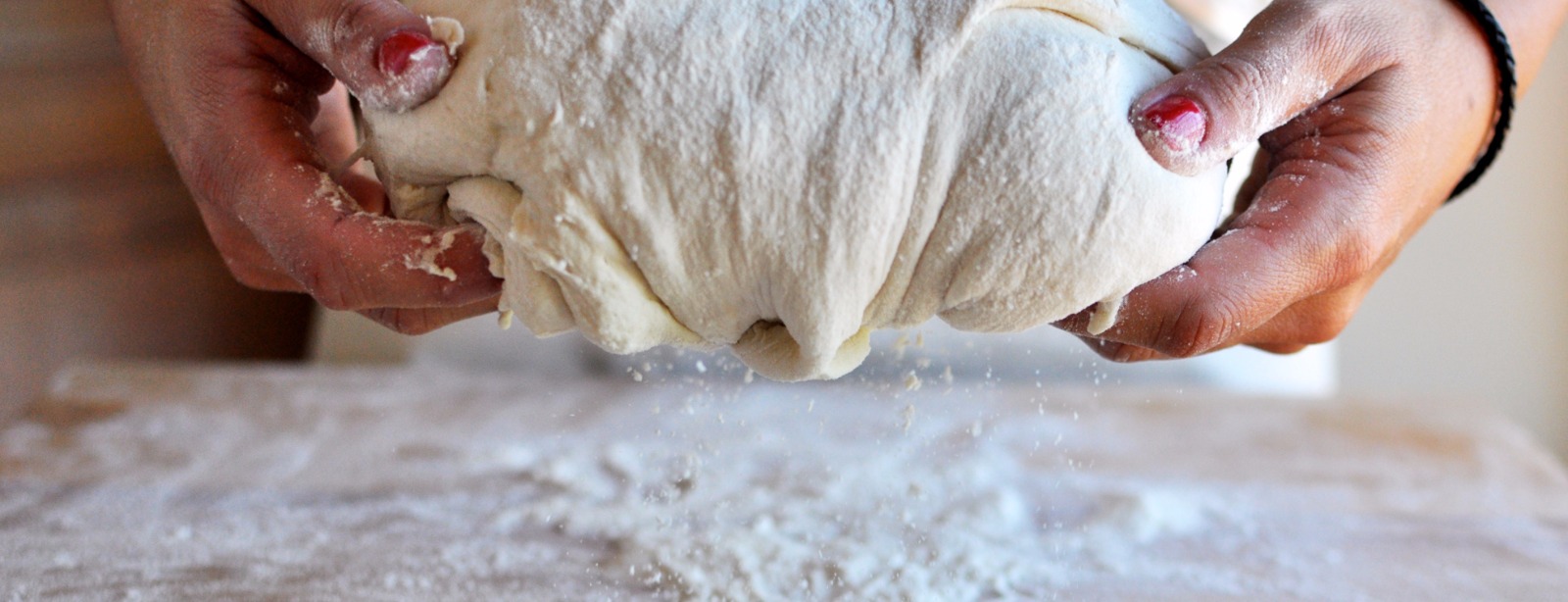 pasta della pizza che sta essendo impastata