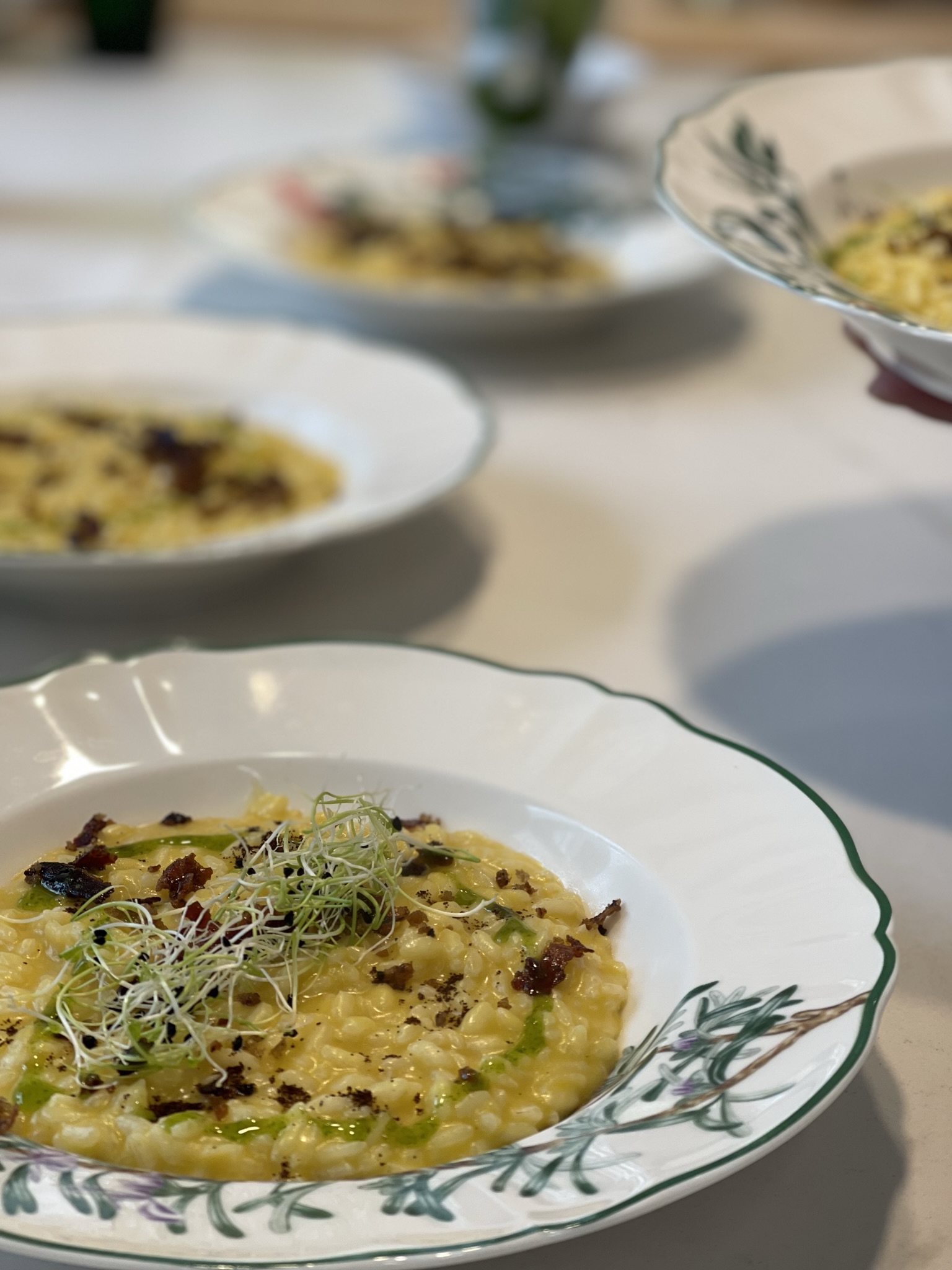 piatto decorato con all'interno risotto