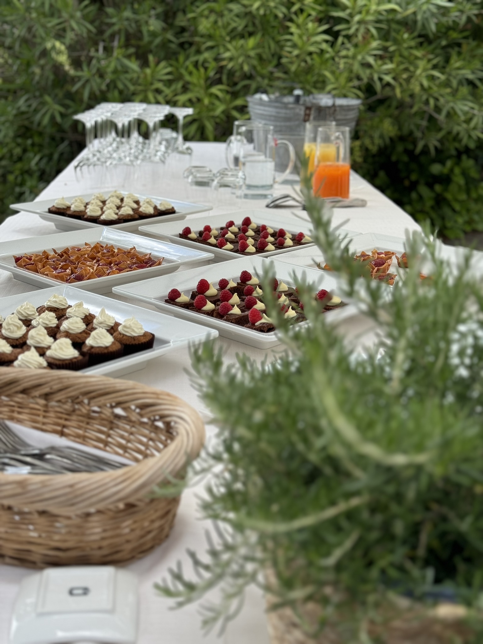 tavola apparecchiata con vassoi di cibo