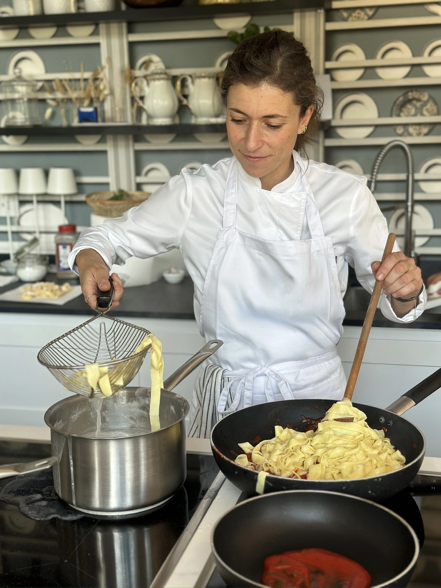 chef che scola la pasta