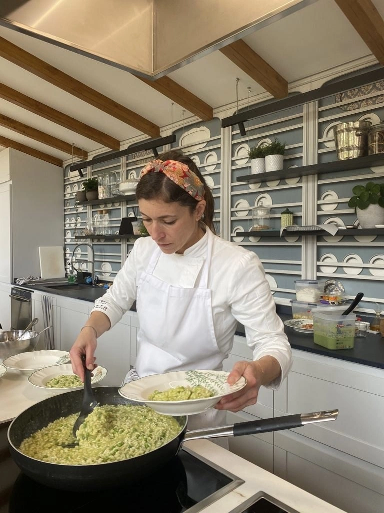 chef che impiatta della pasta