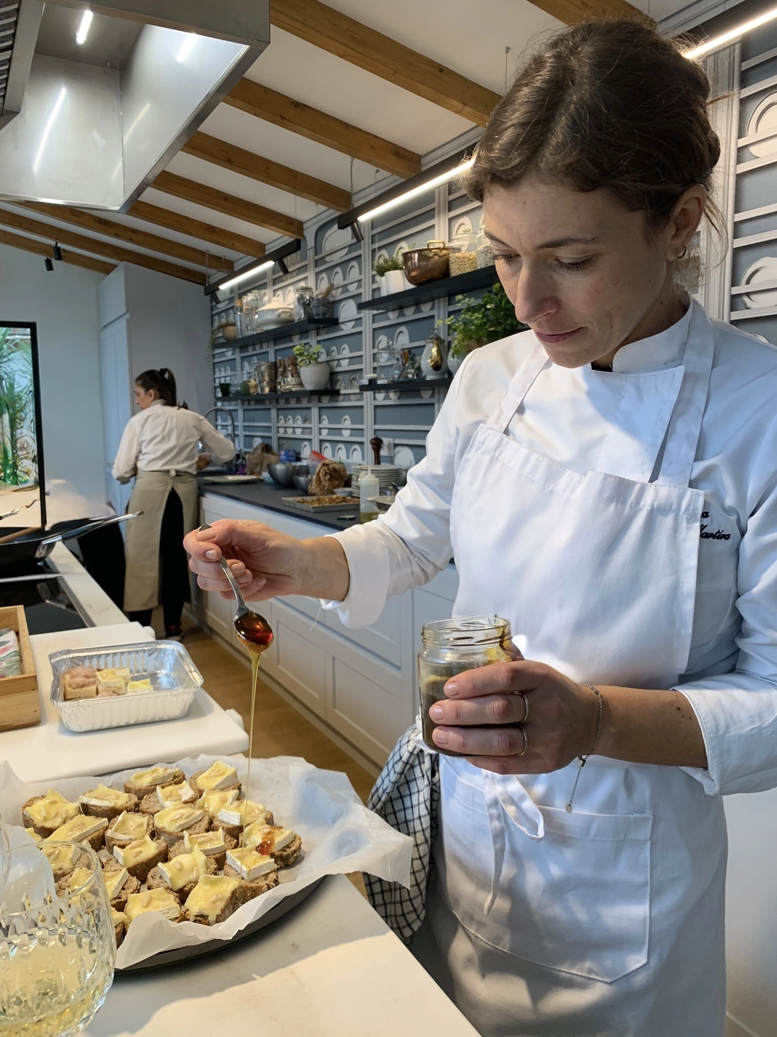 chef che prepara crostini con brie e miele